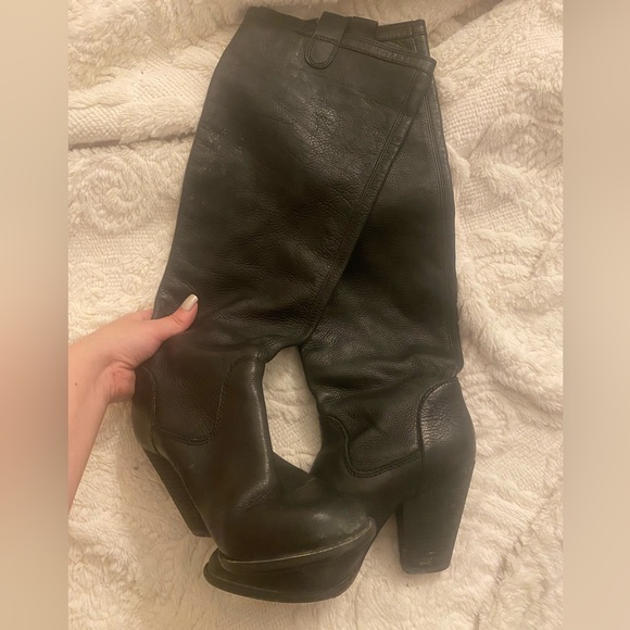 Vince Camuto black leather kneehighs with scrape on back of heel - Picture 2 of 8